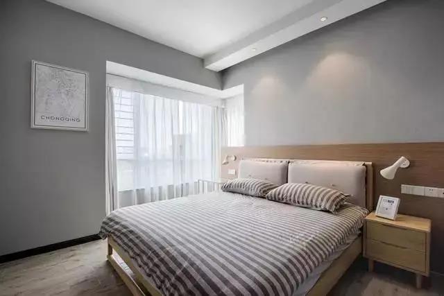 浅灰色的卧室墙面基础,床头靠墙的位置安装了护墙板